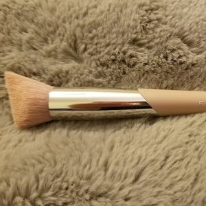 FENTY BEAUTY 120 CHEEK-HUGGING HIGHLIGHT BRUSH